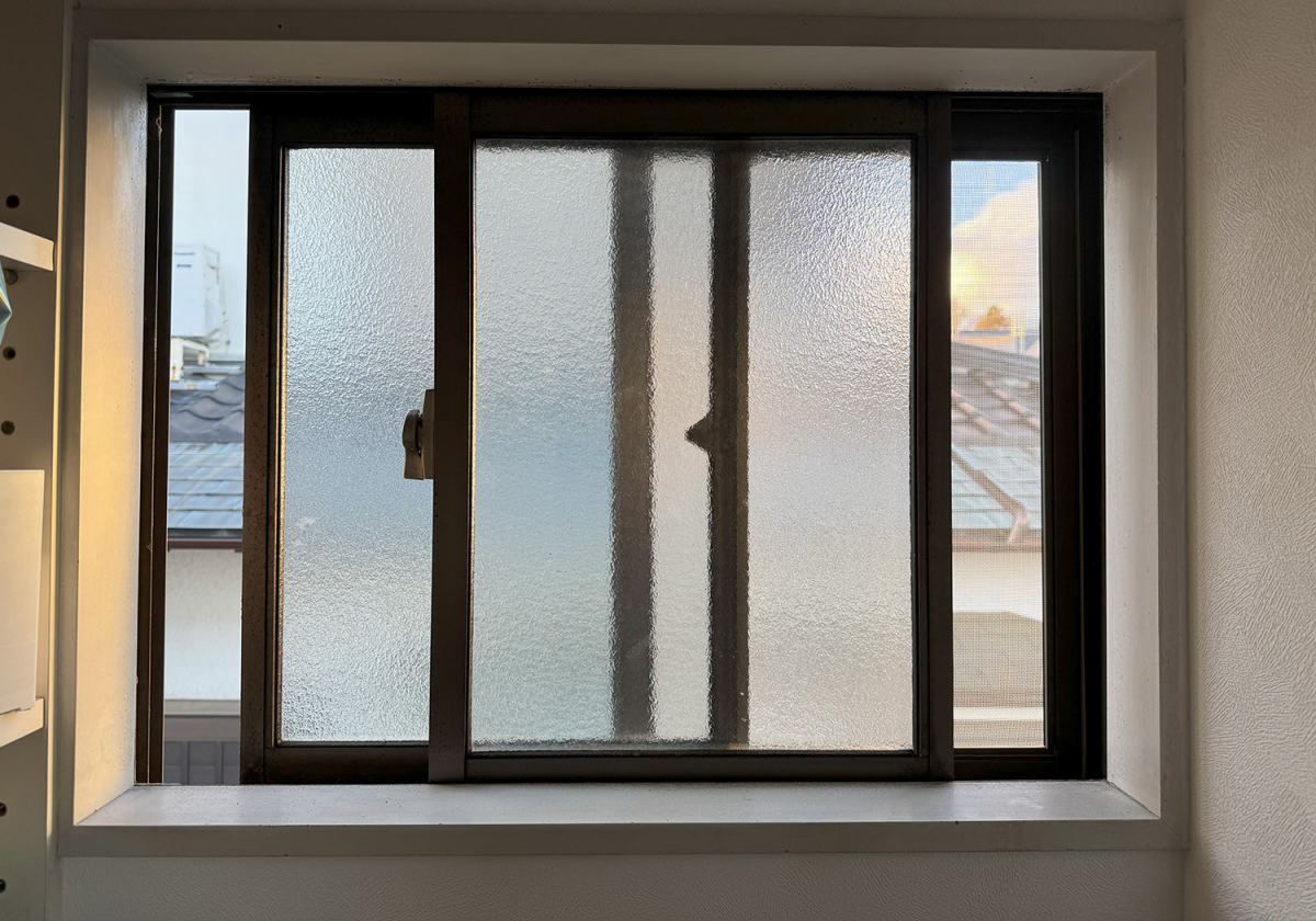 ハラコーの【内窓インプラス施工例】トイレの小窓に内窓を設置。冷気・結露・プライバシー対策を1つで解決｜東大和市の施工前の写真1