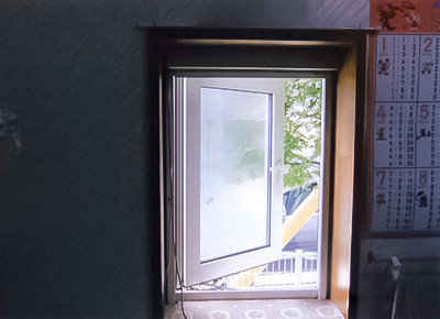 ハラコーの【内窓インプラス施工例】型ガラスの開き窓に透明内窓を後付け。明るく快適な洗面空間に｜東大和市の施工前の写真1