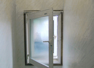 ハラコーの【内窓インプラス施工例】1階トイレの小窓に内窓を設置。冷気＆結露対策で快適に｜東大和市の施工後の写真1