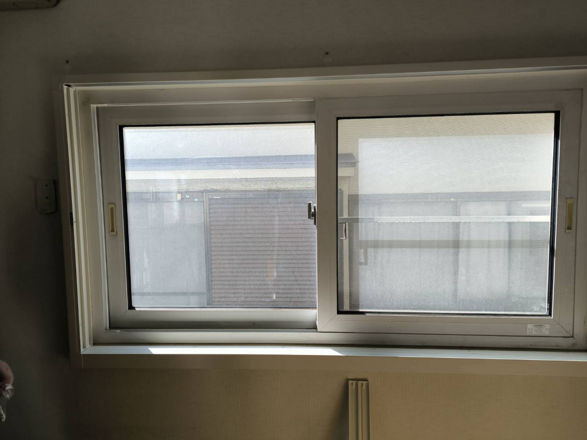 ハラコーの【内窓インプラス施工例】寒さと結露に悩んだ窓に内窓を設置。断熱性アップで快適空間への施工前の写真1