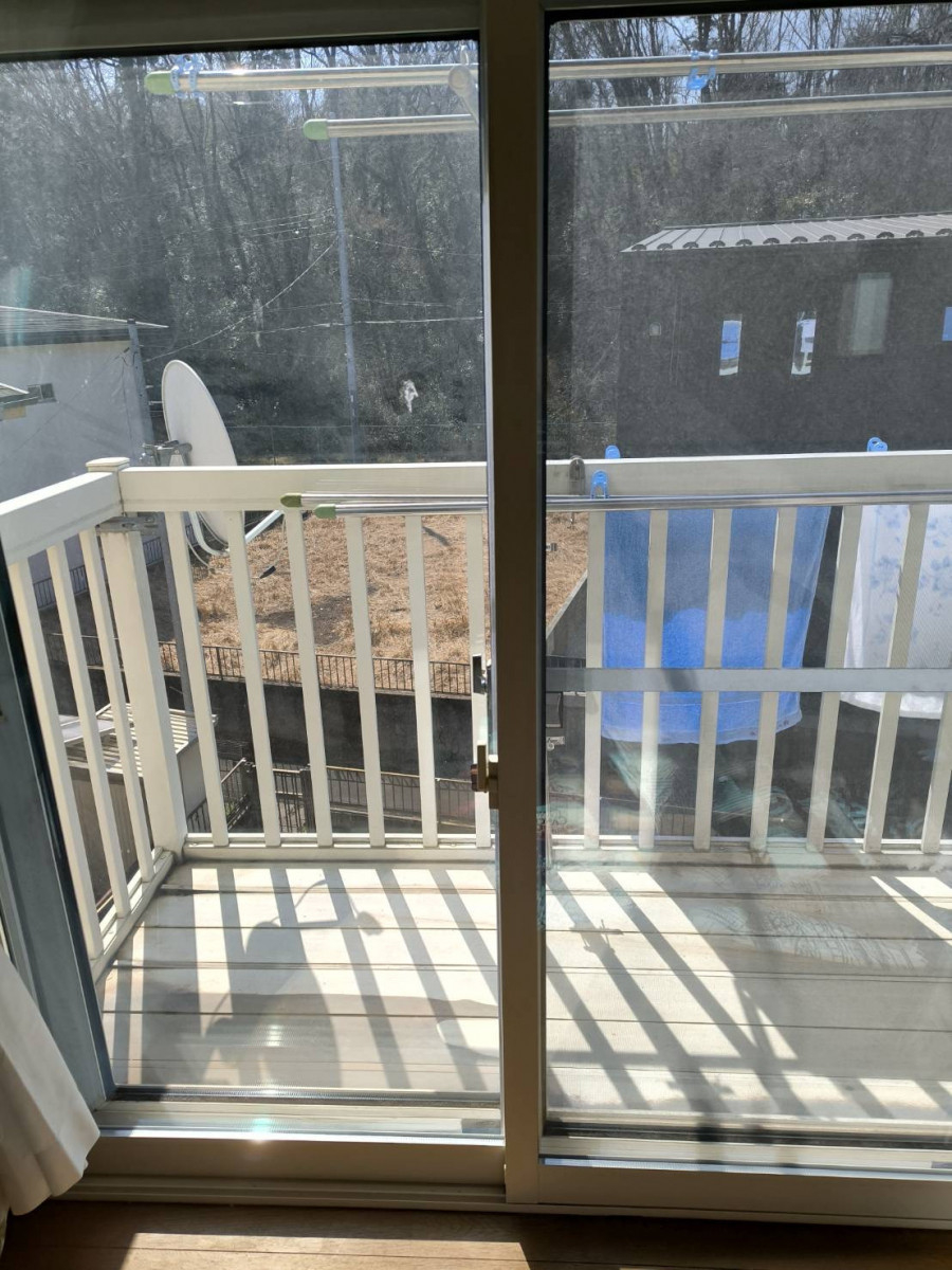 ハラコーの【内窓インプラス施工例】ベランダ掃き出し窓に内窓設置。地元業者だから安心の断熱リフォームの施工後の写真1