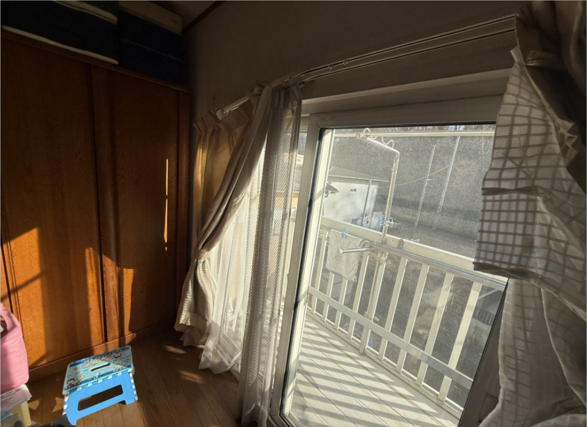 ハラコーの【内窓インプラス施工例】ベランダ掃き出し窓に内窓設置。地元業者だから安心の断熱リフォームの施工前の写真1