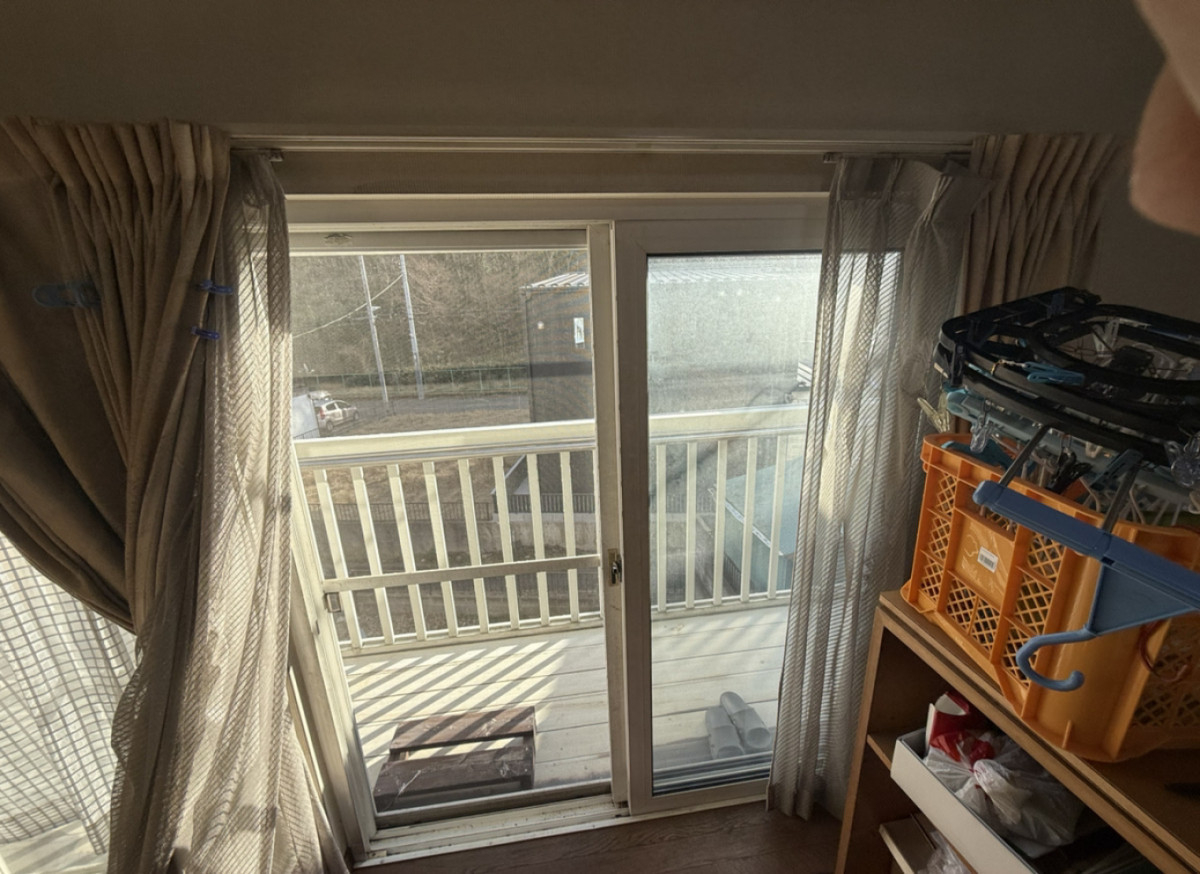 ハラコーの【内窓インプラス施工例】2階ベランダ掃き出し窓の断熱改修｜内窓設置で快適性アップ＋補助金活用の施工前の写真1