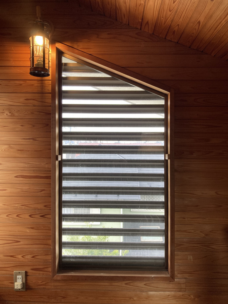 ハラコーの【リプラス】天井裏の部屋の窓をカバー工法で交換｜断熱性向上で快適空間にの施工前の写真1