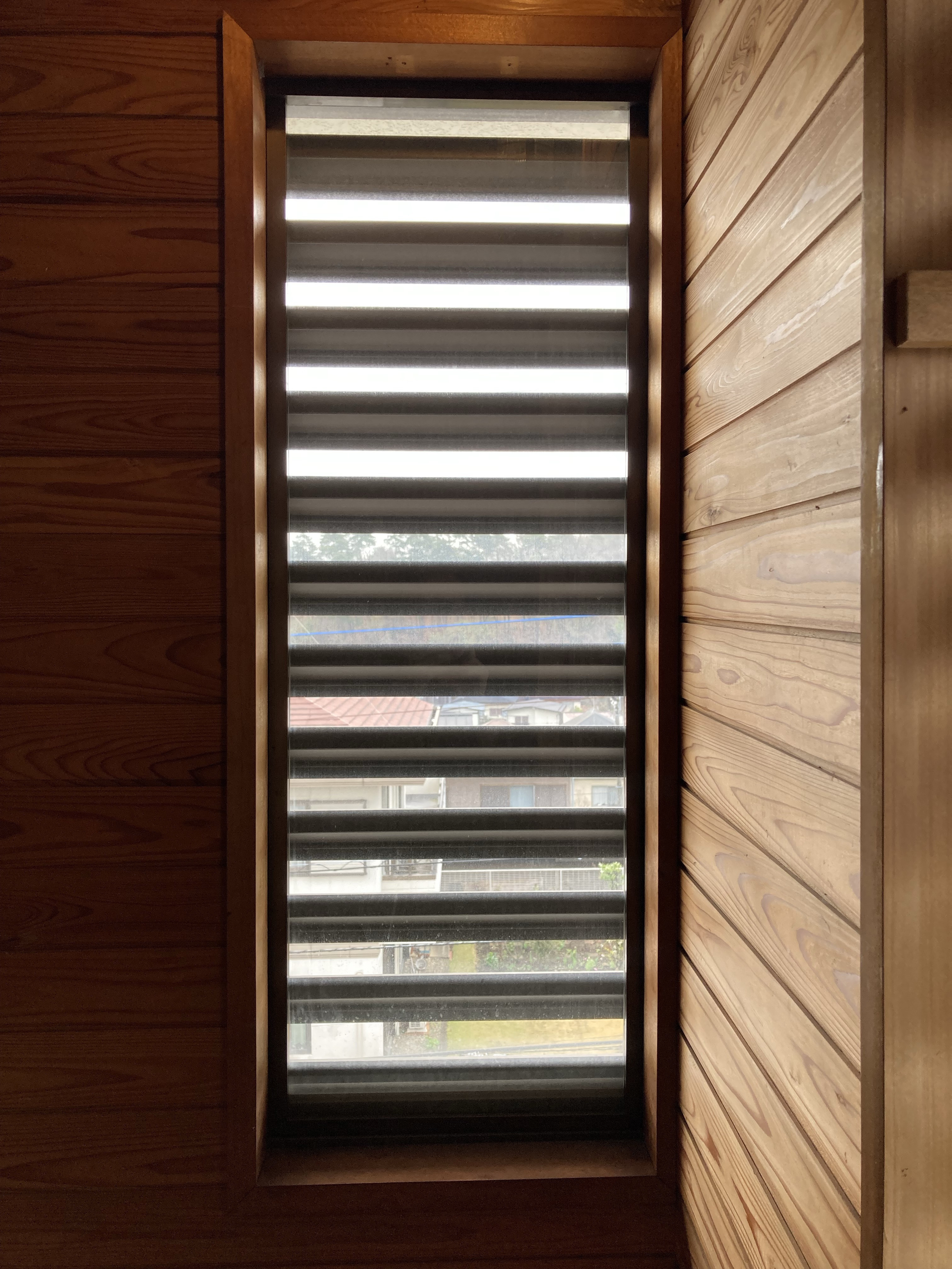 ハラコーの【リプラス】細長いスリット窓をカバー工法で交換｜トリプルガラスで断熱性アップ！快適な室内環境にの施工前の写真1