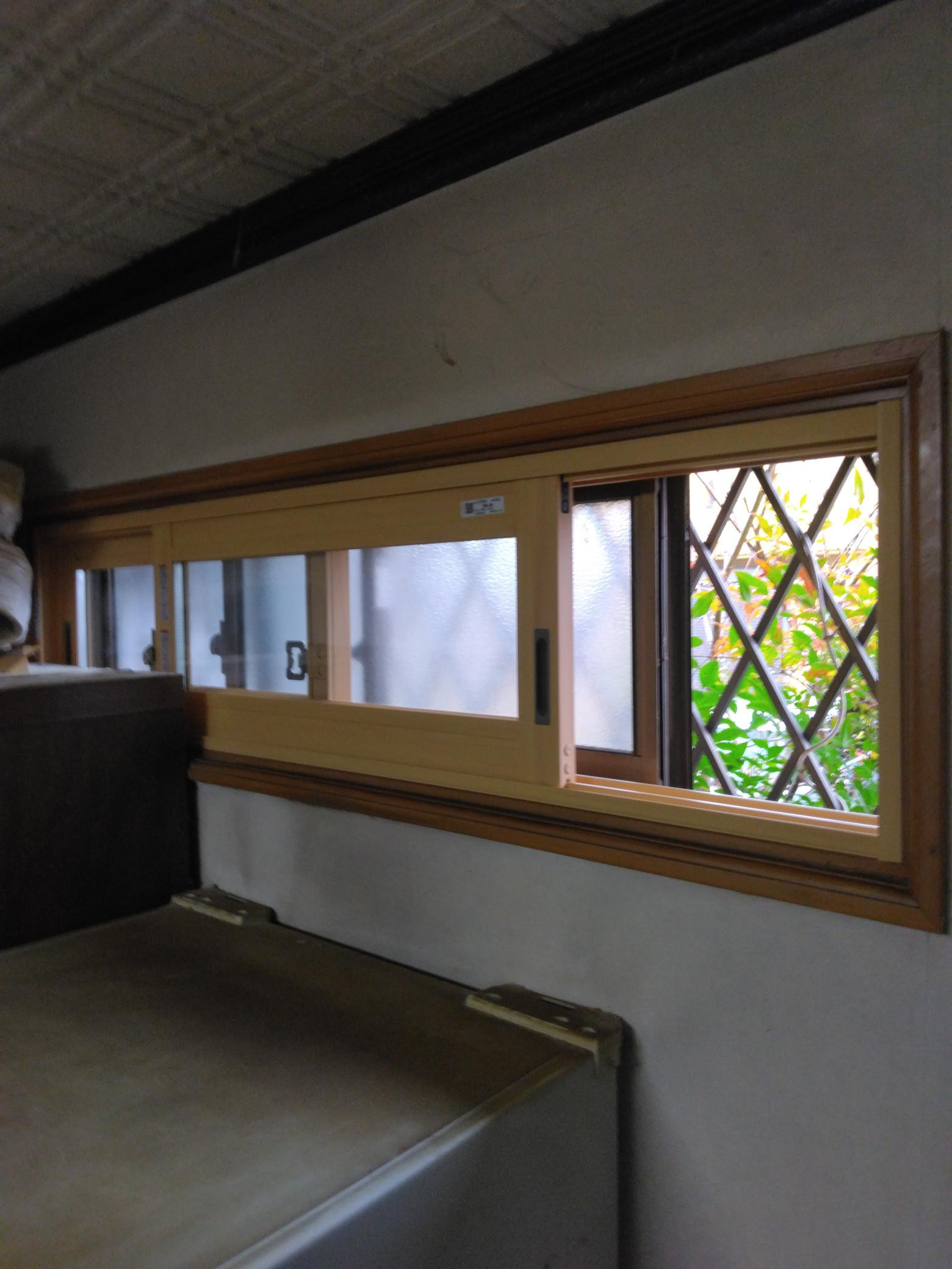 ハラコーの【インプラス】キッチンの細長窓に内窓設置｜補助金活用でお得に断熱リフォームの施工後の写真1