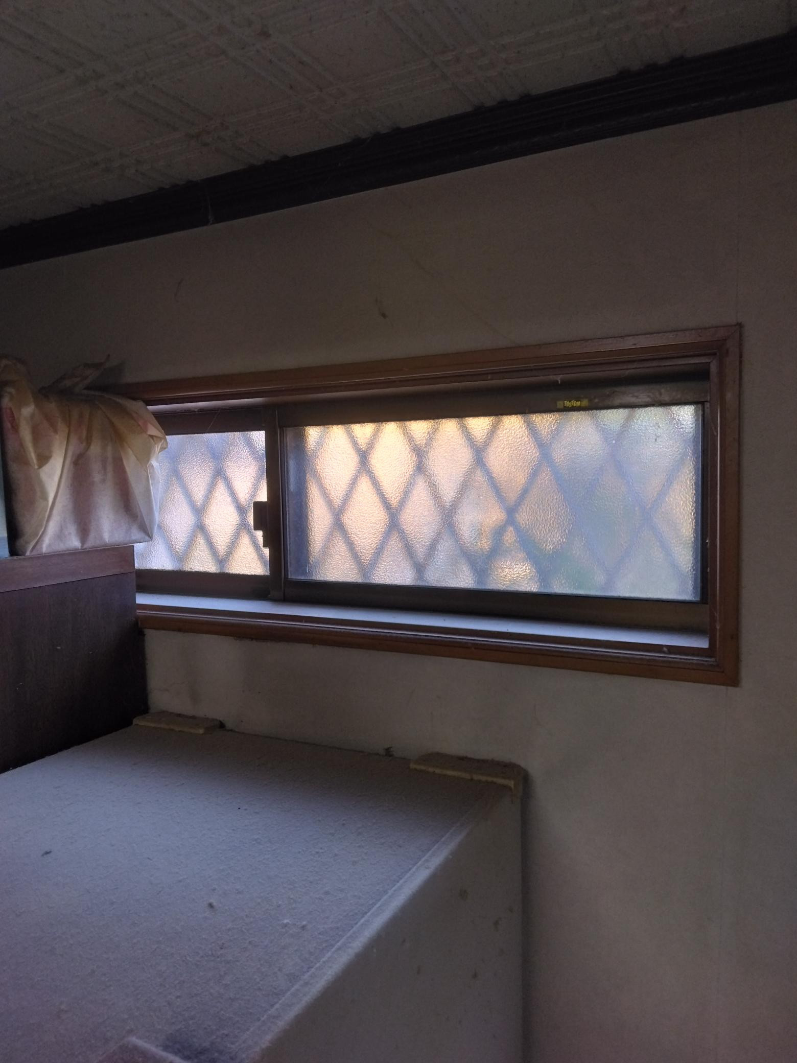 ハラコーの【インプラス】キッチンの細長窓に内窓設置｜補助金活用でお得に断熱リフォームの施工前の写真1