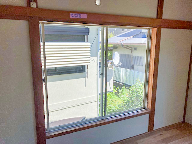 南横浜トーヨー住器の【横浜市 金沢区】内窓(インプラス)は家のすべての窓に設置しないと効果がない?窓専門店がお答えしますの施工前の写真1