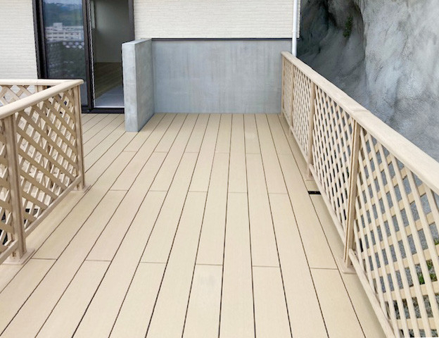 南横浜トーヨー住器の【横浜市 栄区】ウッドデッキの事例のご紹介🌳ガーデンとリビングを心地よく快適につなぐステージ✨の施工後の写真2