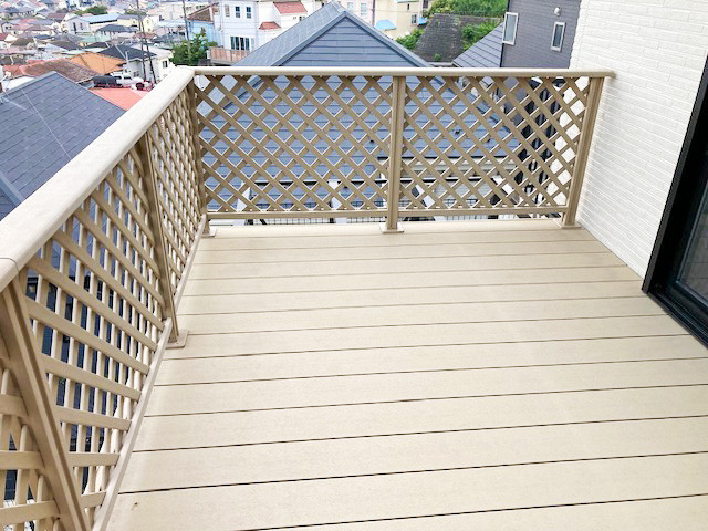 南横浜トーヨー住器の【横浜市 栄区】ウッドデッキの事例のご紹介🌳ガーデンとリビングを心地よく快適につなぐステージ✨の施工後の写真3