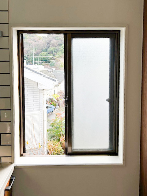 南横浜トーヨー住器の【横浜市 戸塚区】取替窓リプラスでお部屋の寒さを解消!♨️窓リノベの補助金が2026年も継続決定💰の施工前の写真1