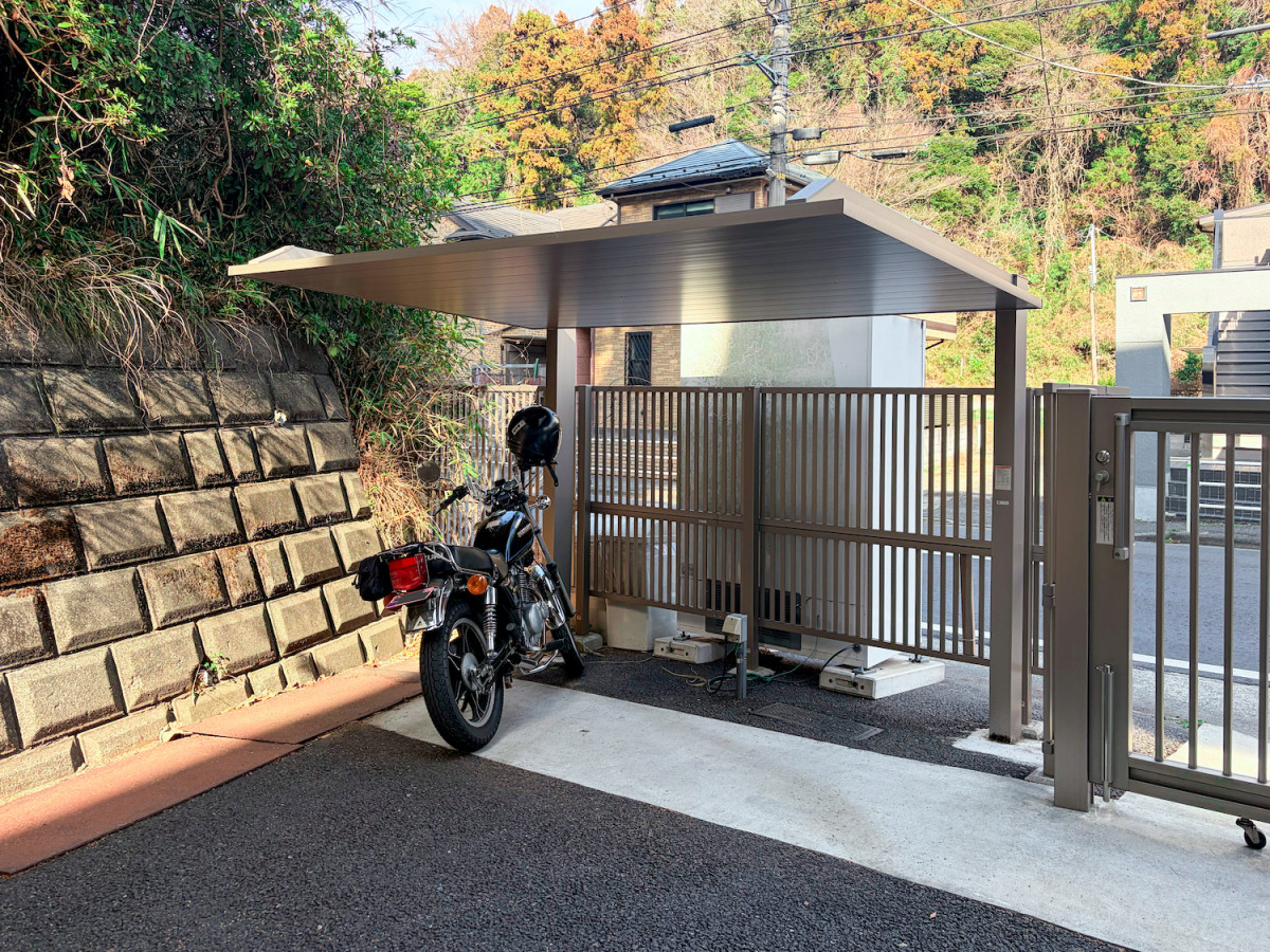 南横浜トーヨー住器の【横浜市栄区】カーポートSCは駐輪場としても使える！LIXIL人気カーポートの魅力と施工ポイント解説の施工後の写真1