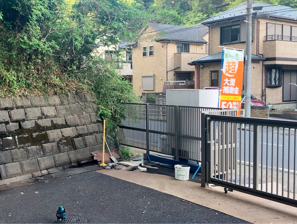 南横浜トーヨー住器の【横浜市栄区】カーポートSCは駐輪場としても使える！LIXIL人気カーポートの魅力と施工ポイント解説の施工前の写真1