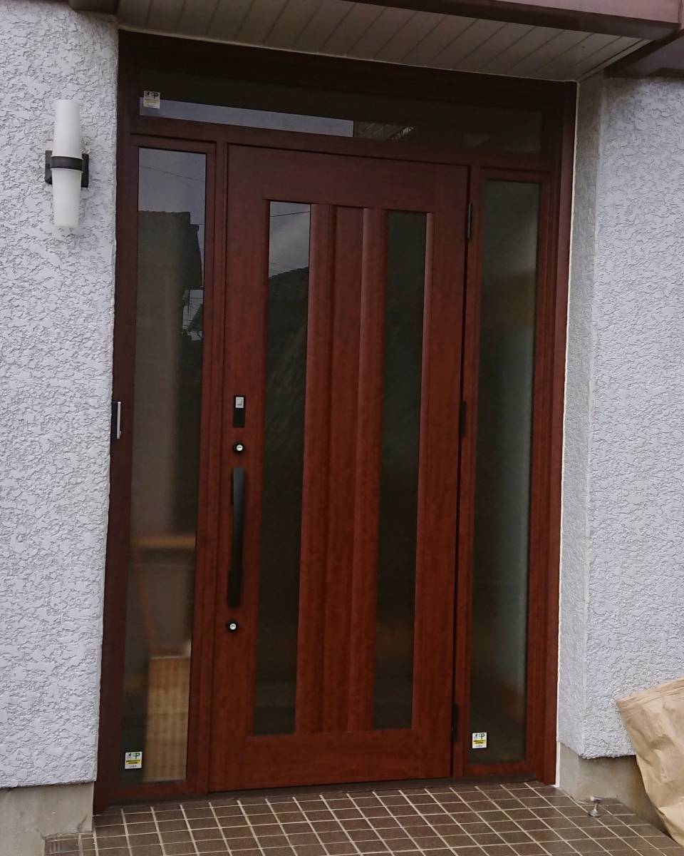 セイワ四日市店の木製の玄関ドアから取替の施工後の写真1