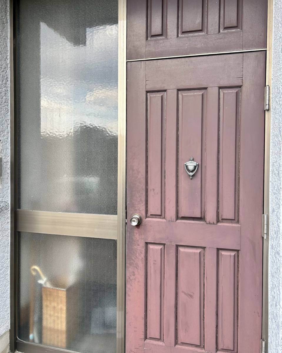 セイワ四日市店の木製の玄関ドアから取替の施工前の写真1