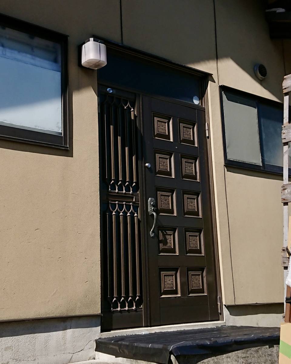 セイワ四日市店の玄関ドアのリフォームですの施工前の写真1