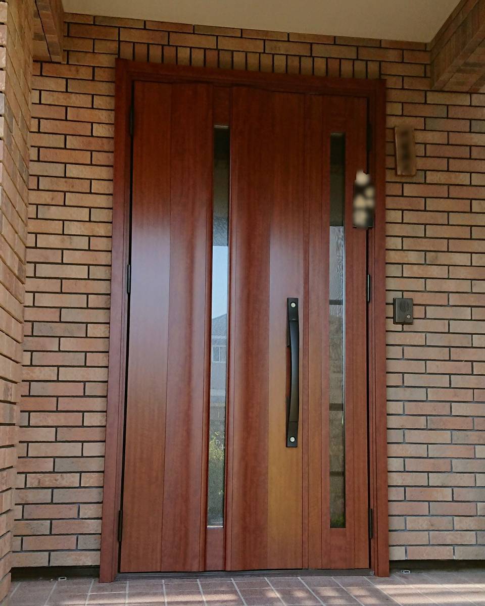 セイワ四日市店の玄関ドアのお取替えですの施工後の写真1
