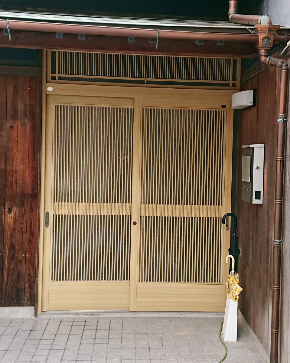 セイワ四日市店の古く動きの悪い玄関引戸を交換です　【動画あり！】の施工前の写真1