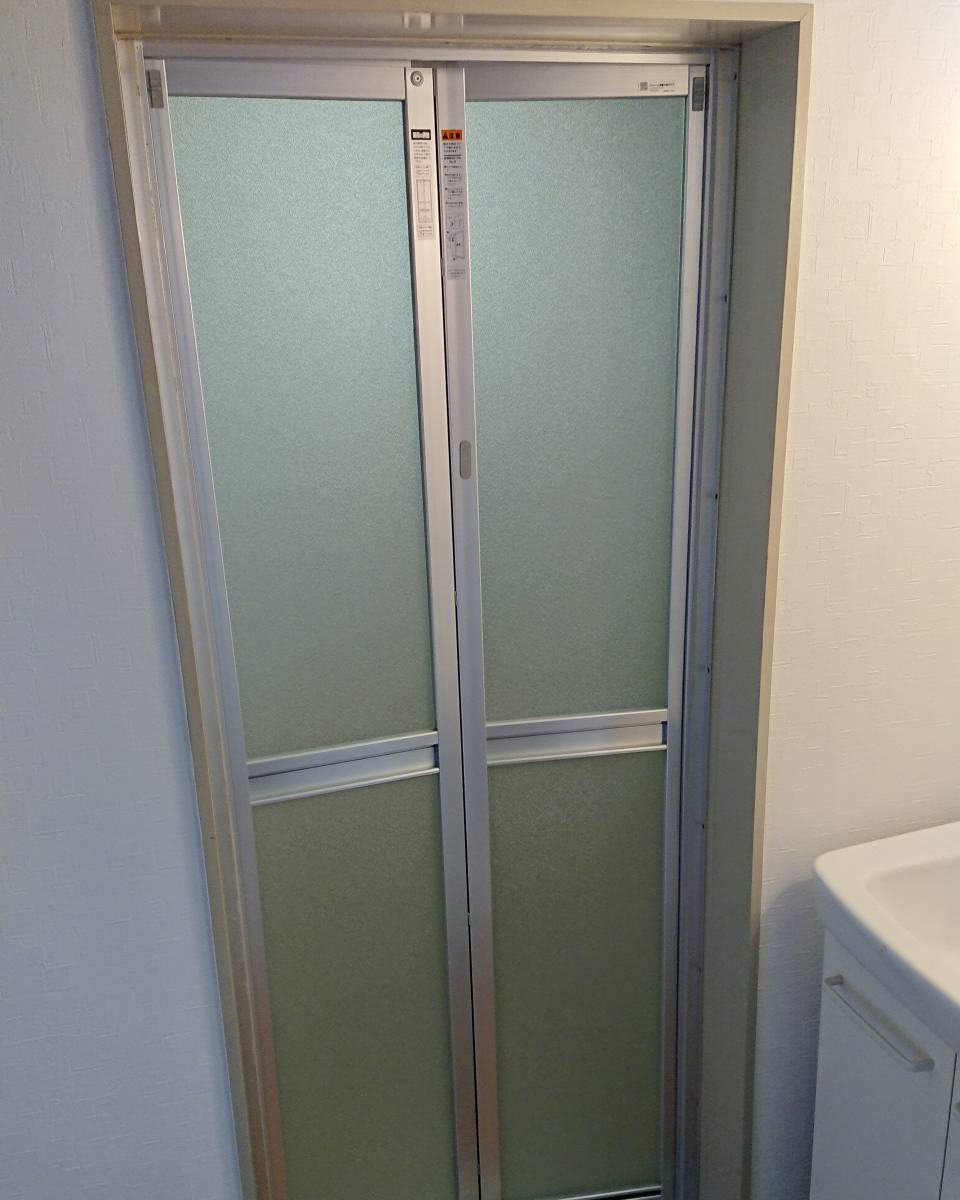 セイワ四日市店の古くなった浴室ドアを簡単工事で交換の施工後の写真1