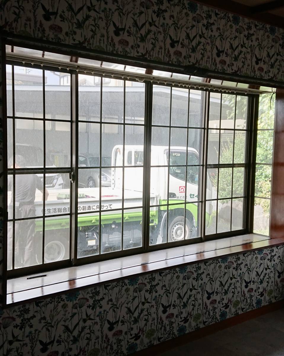 セイワ四日市店の出窓にもインプラス取付の施工前の写真1