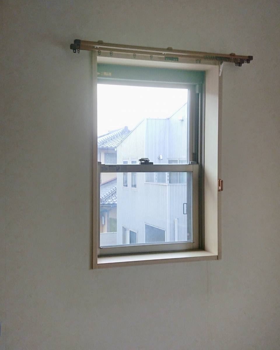 セイワ四日市店の外窓上げ下げ窓には開き窓のインプラスで対応の施工前の写真1