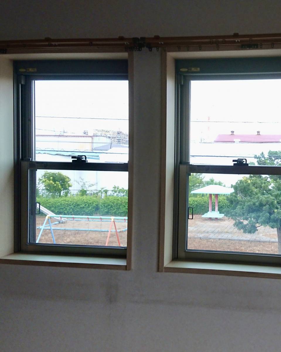 セイワ四日市店の外窓上げ下げ窓には開き窓のインプラスで対応の施工前の写真2