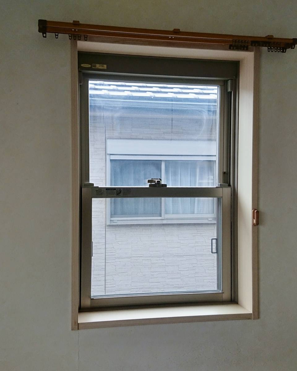 セイワ四日市店の外窓上げ下げ窓には開き窓のインプラスで対応の施工前の写真3