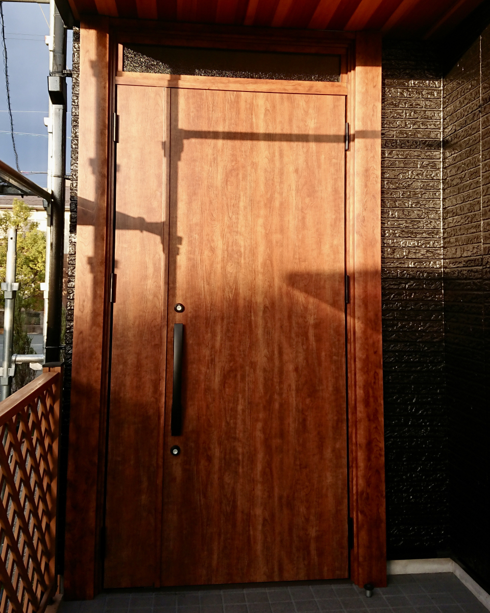 セイワ四日市店の外壁を塗り直したと同時に玄関ドアもリフォームの施工後の写真1