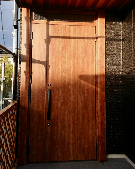 セイワ四日市店の外壁を塗り直したと同時に玄関ドアもリフォーム施工事例写真1
