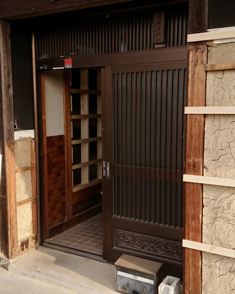 セイワ四日市店のお家リフォームの際玄関引戸を交換の施工前の写真1