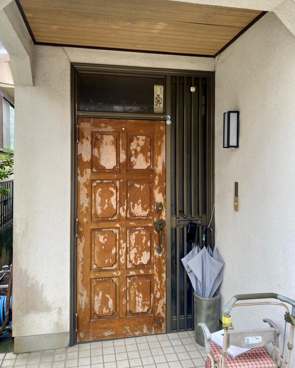 セイワ四日市店の色褪せた玄関ドアのお取替えですの施工前の写真1