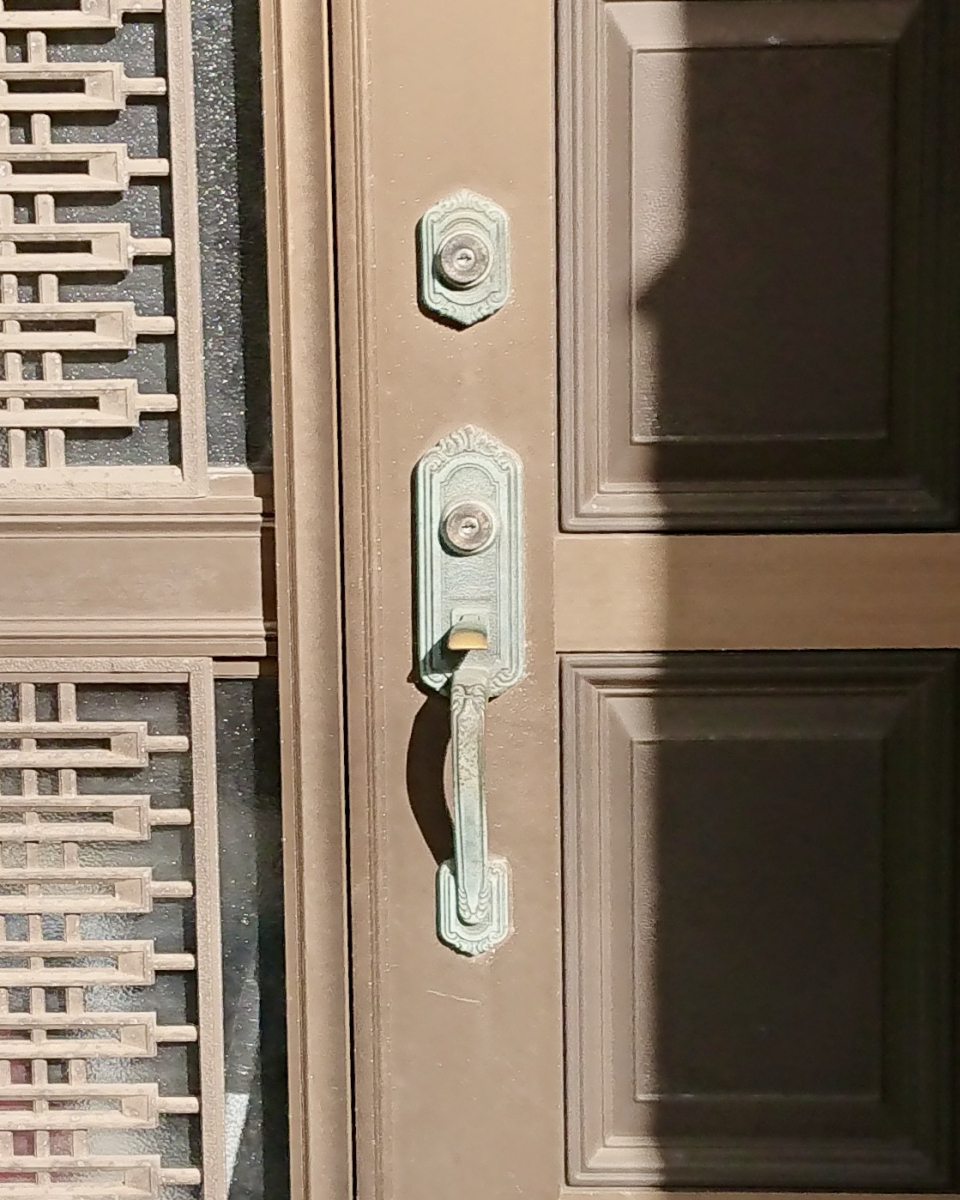 セイワ四日市店の玄関ドアの鍵の交換ですの施工前の写真1