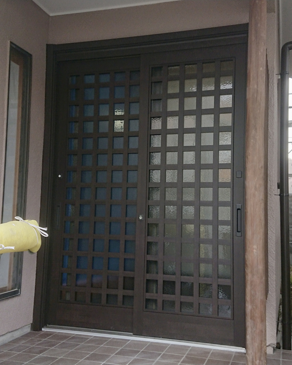 セイワ四日市店の経年劣化で変色した玄関引戸のお取替えです。の施工後の写真1