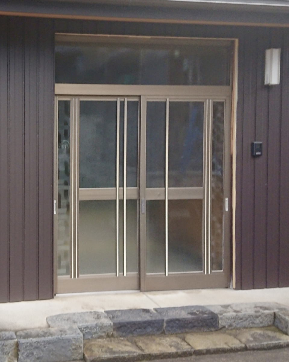 セイワ四日市店の補助金対象商品　ガラス部分が多い玄関引戸のお取替えの施工前の写真1