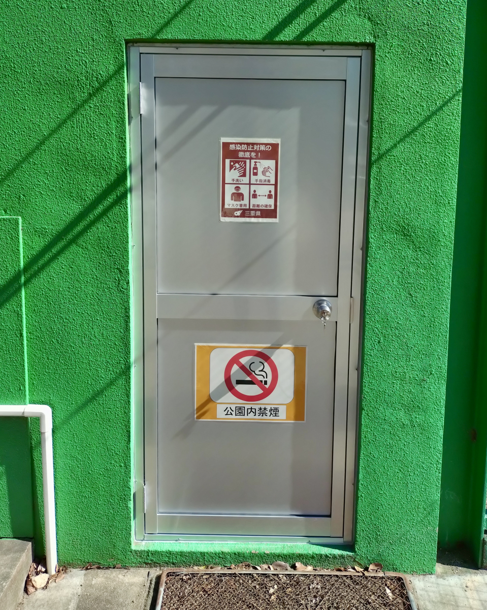 セイワ四日市店の野球場のドアをお取替えの施工前の写真1