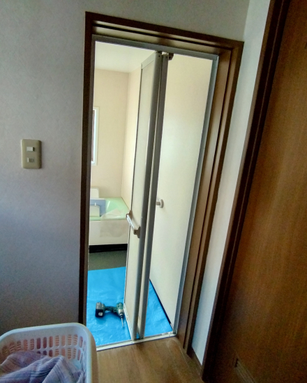 セイワ四日市店のリフォーム浴室中折れドアならわずかな時間でリフォーム完了！施工事例写真1