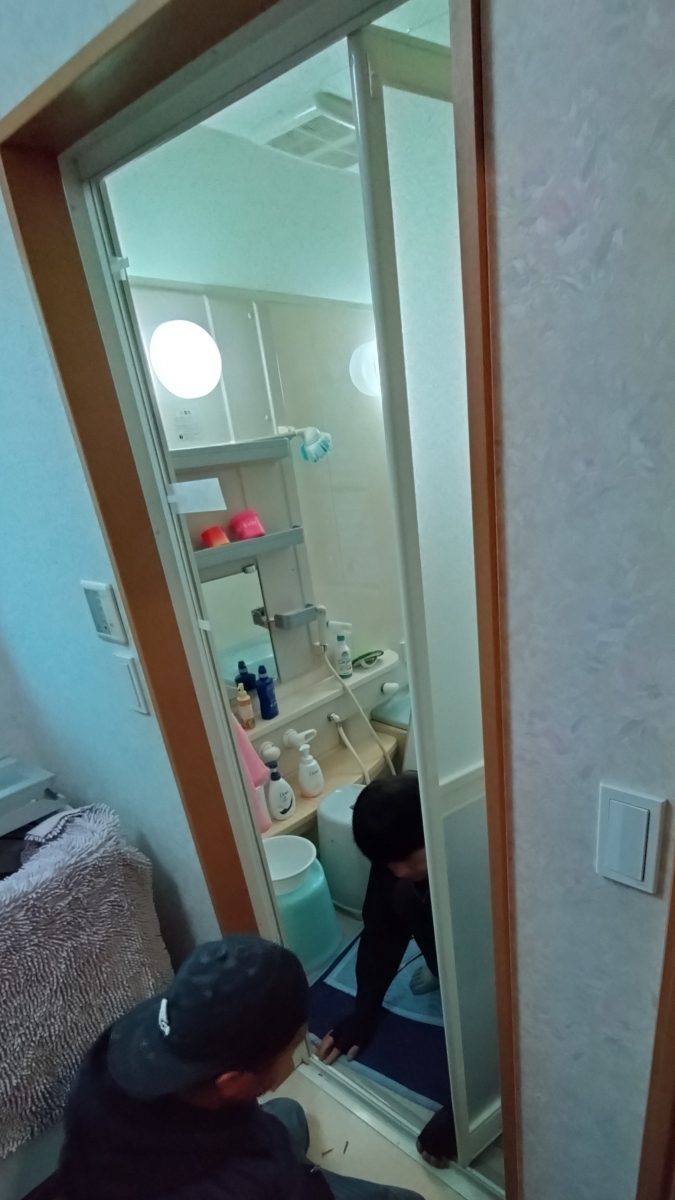 セイワ四日市店の浴室ドアを簡単工事でパッと交換　【動画あり！】の施工前の写真1