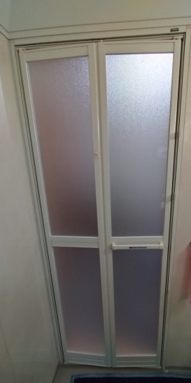 セイワ四日市店の浴室ドアを簡単工事でパッと交換　【動画あり！】施工事例写真1