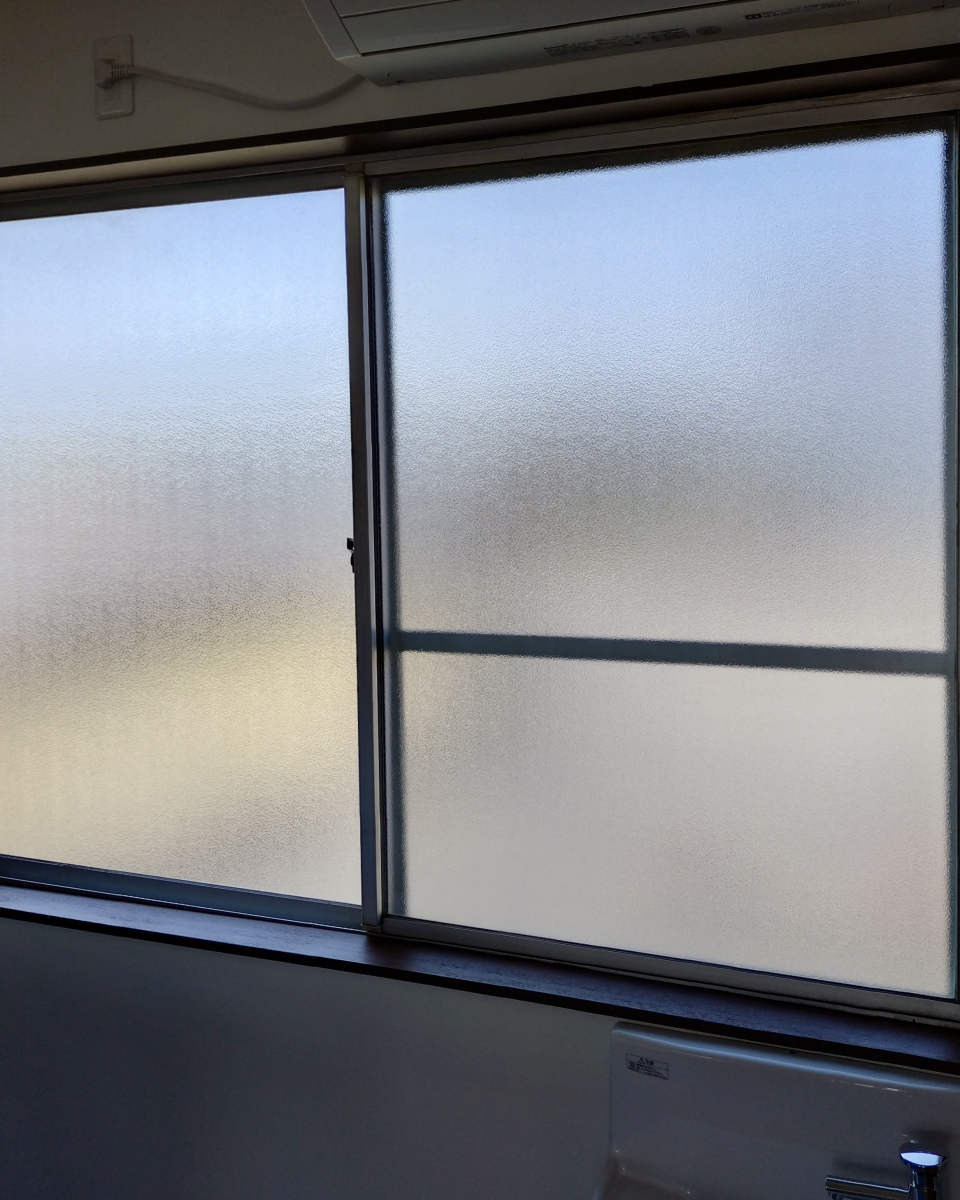 セイワ四日市店の補助金対象商品　日当たりが悪くて寒い窓際に内窓取付の施工前の写真1