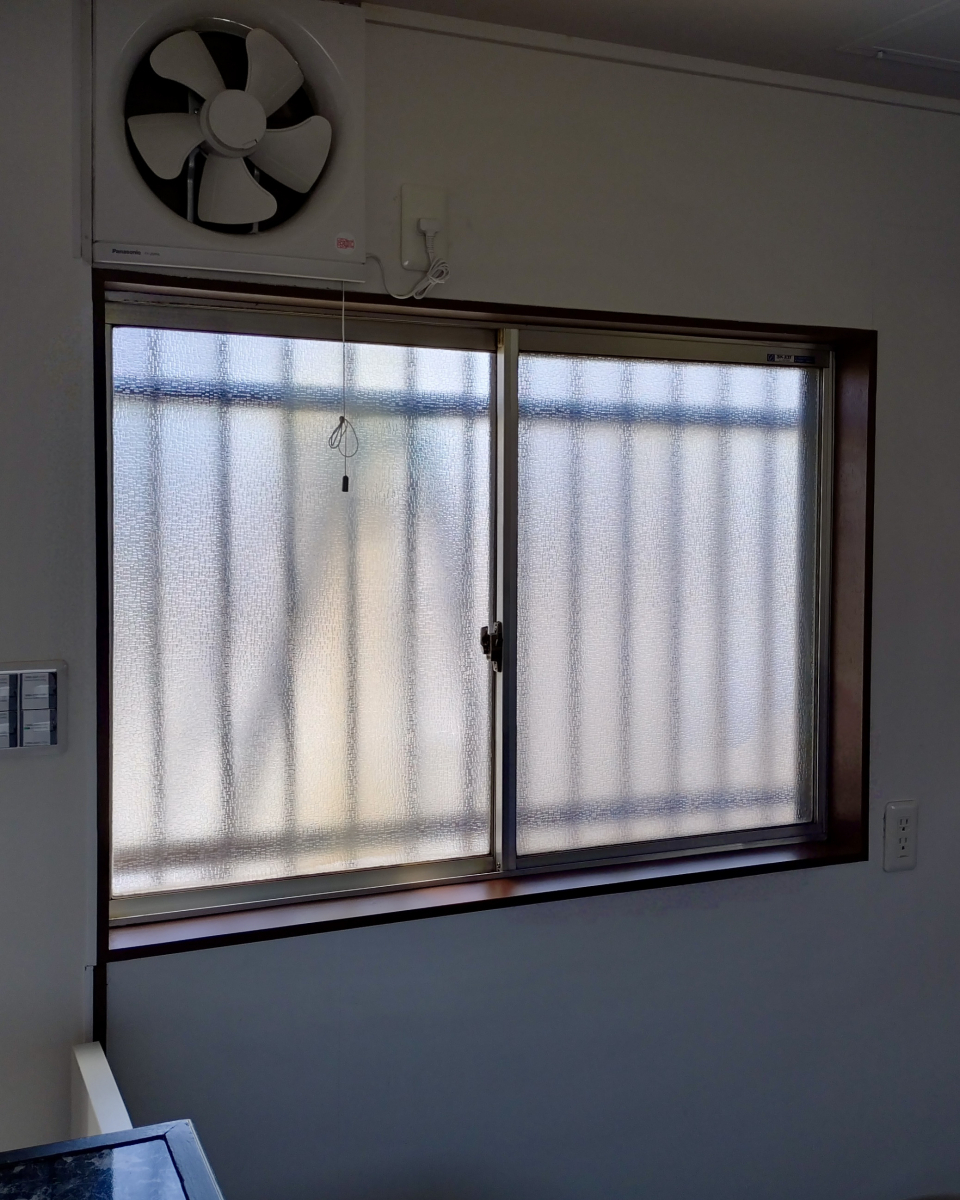 セイワ四日市店の補助金対象商品　日当たりが悪くて寒い窓際に内窓取付の施工前の写真2