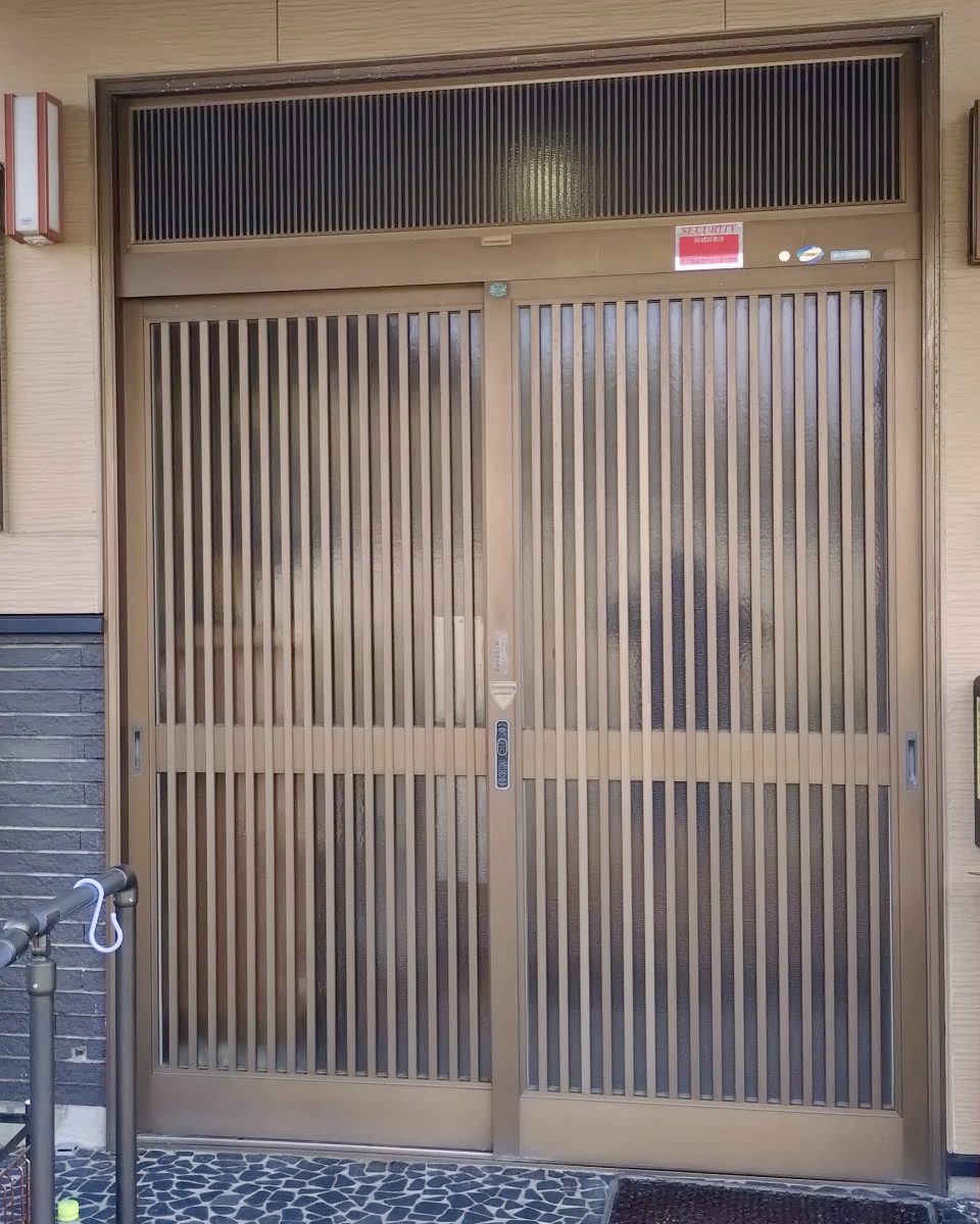 セイワ四日市店の補助金対象商品　玄関引戸からドアへお取替えの施工前の写真1