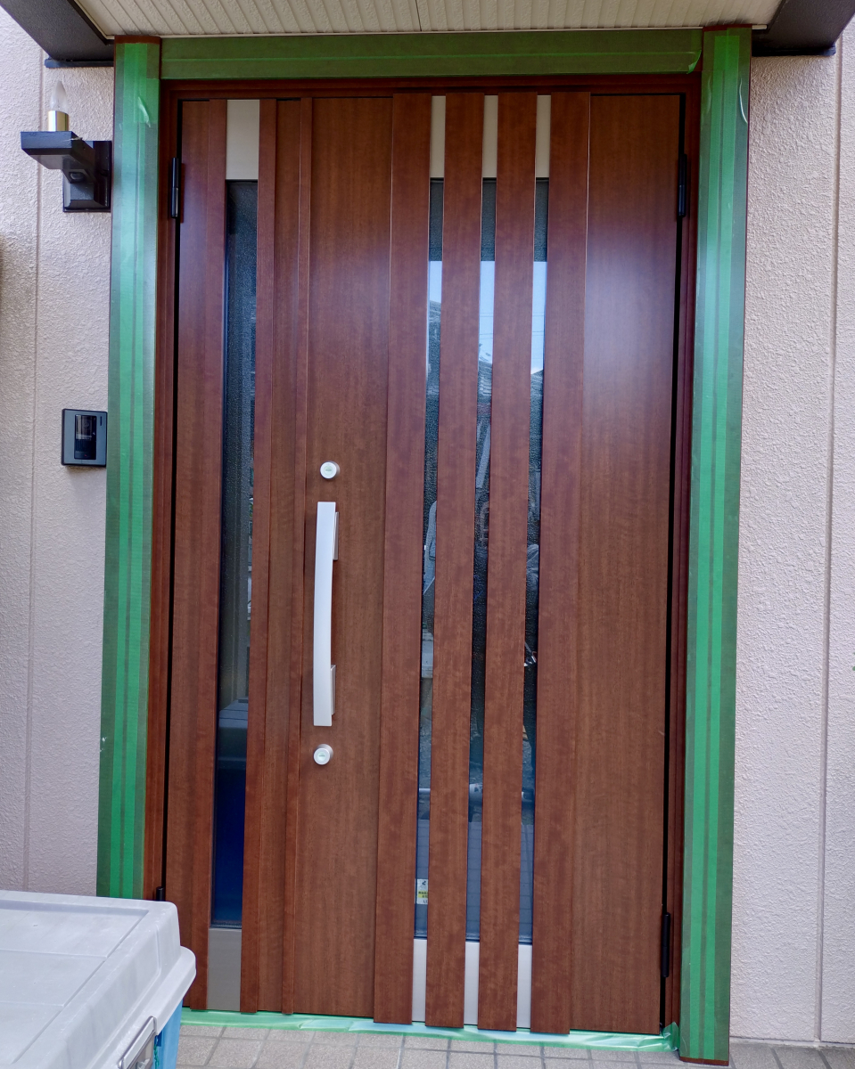 セイワ四日市店の補助金対象商品 古い玄関ドアの取替工事ですの施工後の写真1