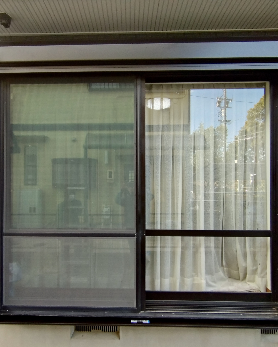 セイワ四日市店の窓にシャッターを取付けて安心・快適!の施工前の写真1