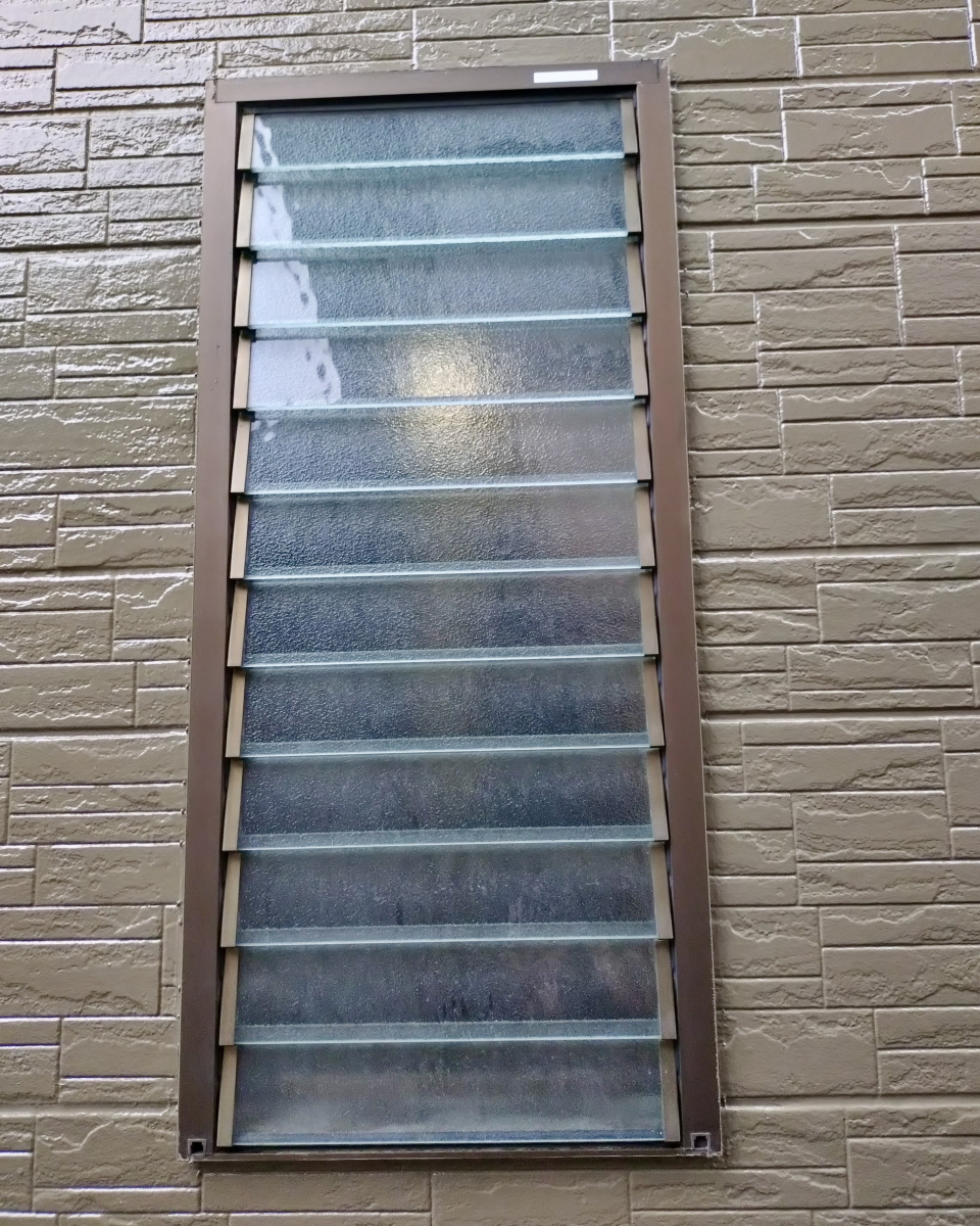 セイワ四日市店の窓の種類を変えれますの施工前の写真2