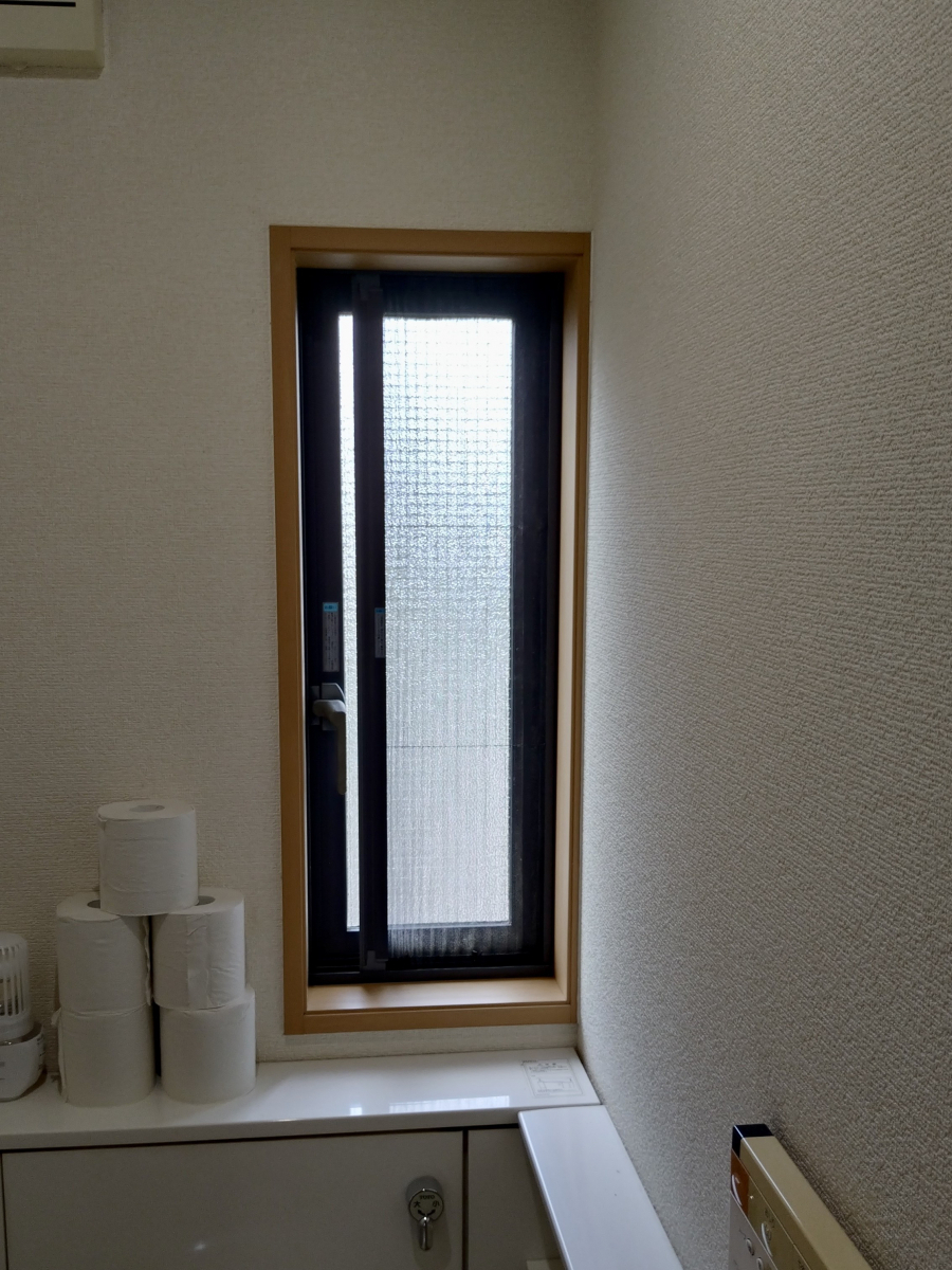 セイワ四日市店のトイレの内窓リフォームの施工前の写真1
