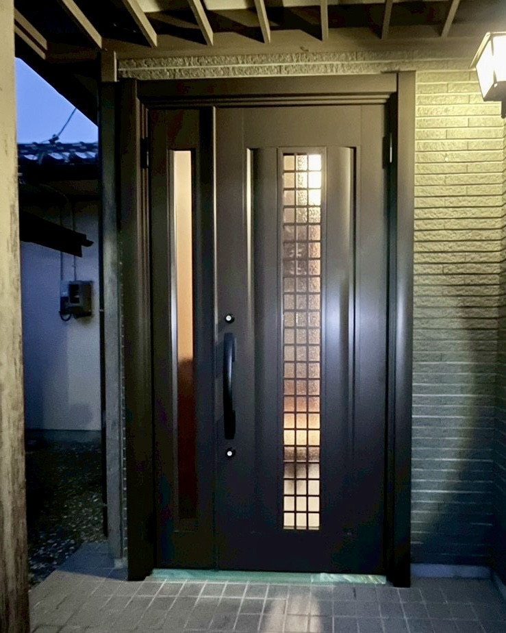 セイワ四日市店のリシェント　～玄関交換　１dayリフォーム～の施工後の写真1