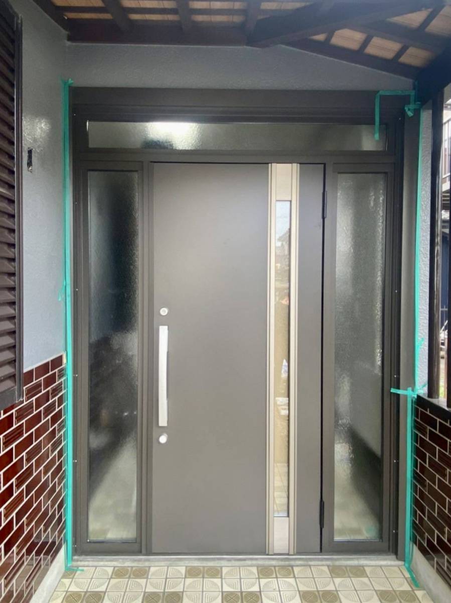 セイワ四日市店の玄関引戸からドアに取替の施工後の写真1