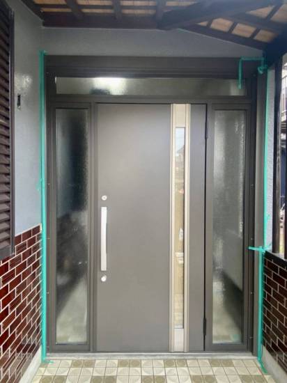 セイワ四日市店の玄関引戸からドアに取替施工事例写真1