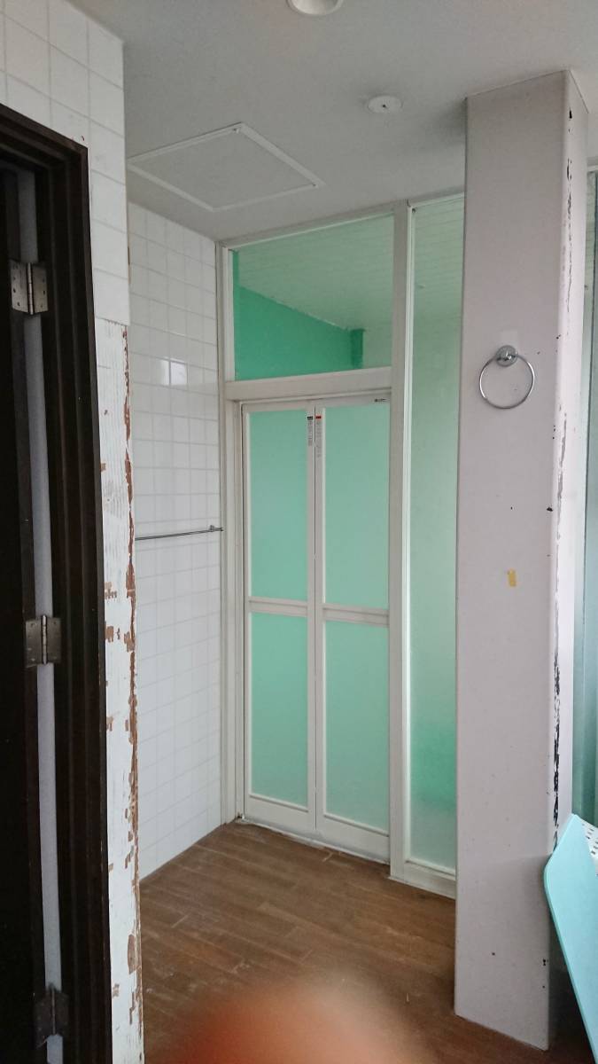 セイワ四日市店の浴室中折れドアの施工後の写真1