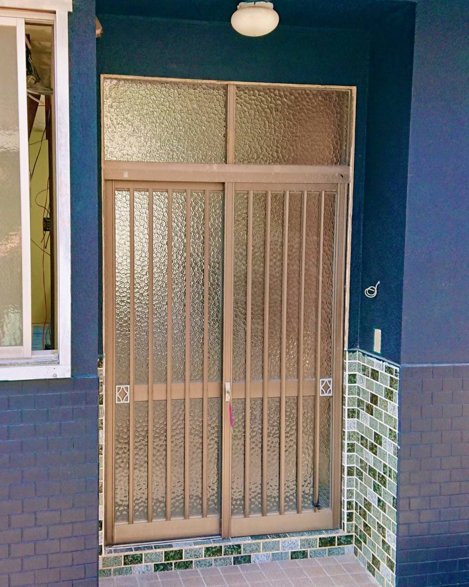 セイワ四日市店の玄関ドア　リシェントの施工前の写真1